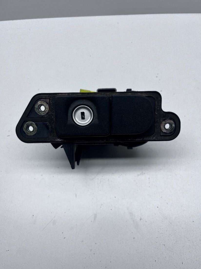 2208210751 Кнопка открытия багажника Mercedes S W220 2002г. | Фото № 1 2208210751 Кнопка открытия багажника Mercedes S W220 2002г. - Фото 1