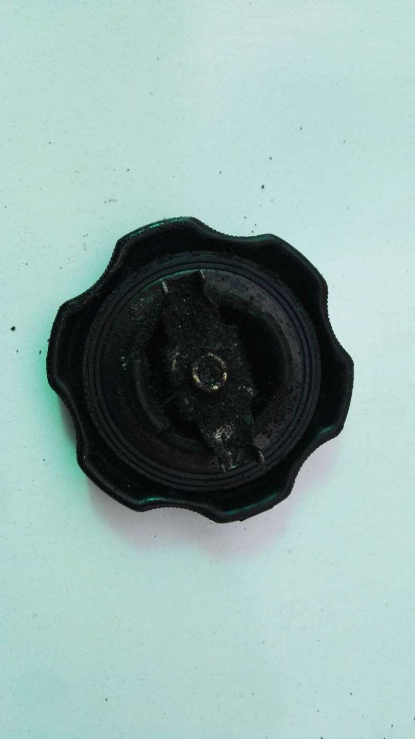 Пробка маслозаливной горловины двигателя  Mitsubishi Colt 3 1991г. | Фото № 2   Пробка маслозаливной горловины двигателя  Mitsubishi Colt 3 1991г. - Фото 2