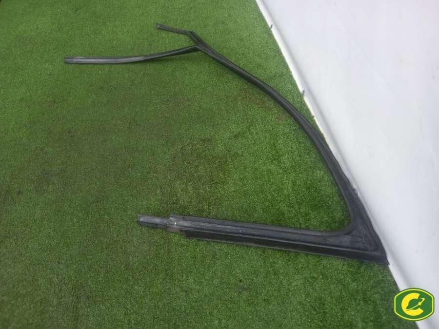 Уплотнитель двери передней правой Volkswagen Polo 2018г. | Фото № 4 Уплотнитель двери передней правой Volkswagen Polo 2018г. - Фото 4