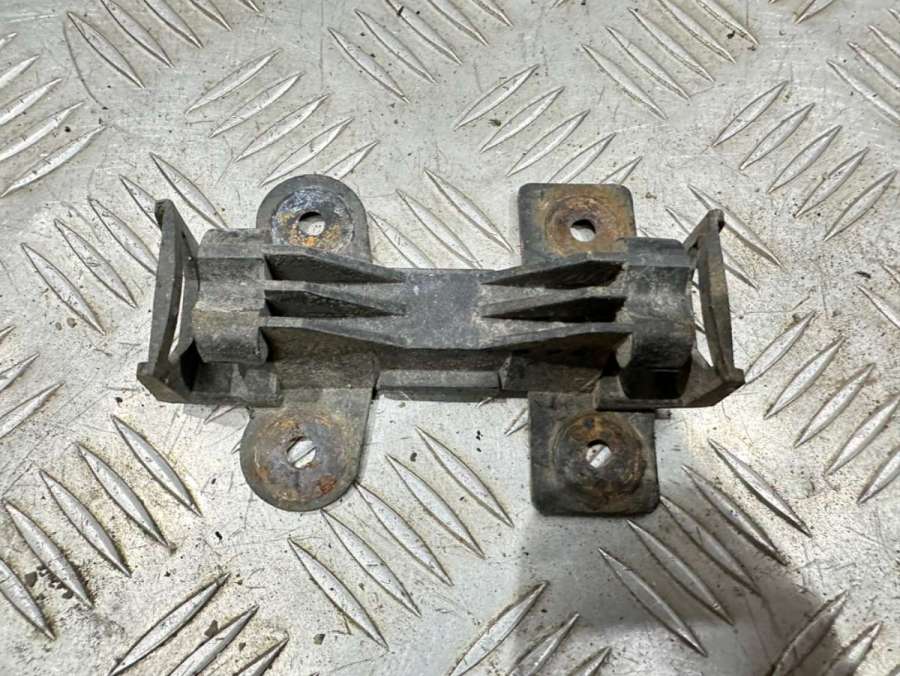 811807253 Кронштейн крепления бампера переднего Audi 80 B2 1984г. | Фото № 1 811807253 Кронштейн крепления бампера переднего Audi 80 B2 1984г. - Фото 1