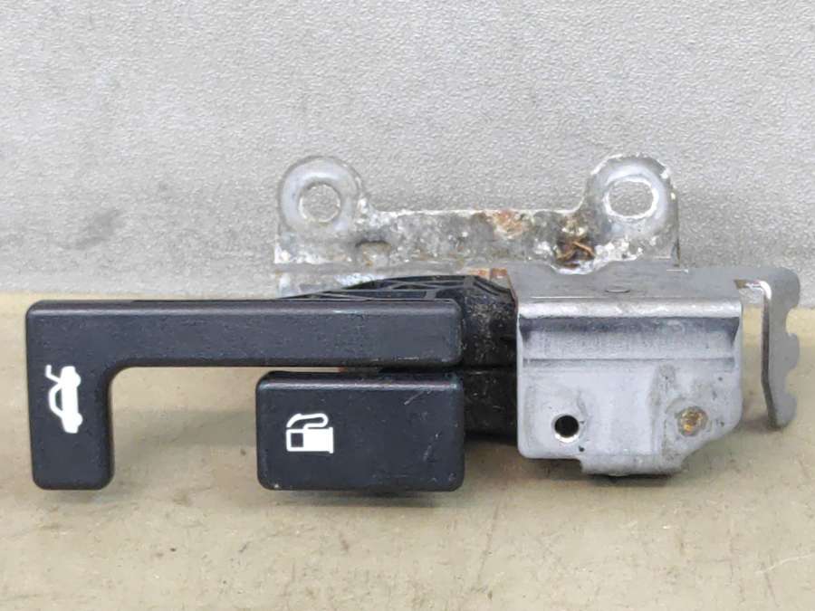 Ручка открытия лючка топливного бака  Subaru Impreza седан 2019г. | Фото № 1   Ручка открытия лючка топливного бака  Subaru Impreza седан 2019г. - Фото 1