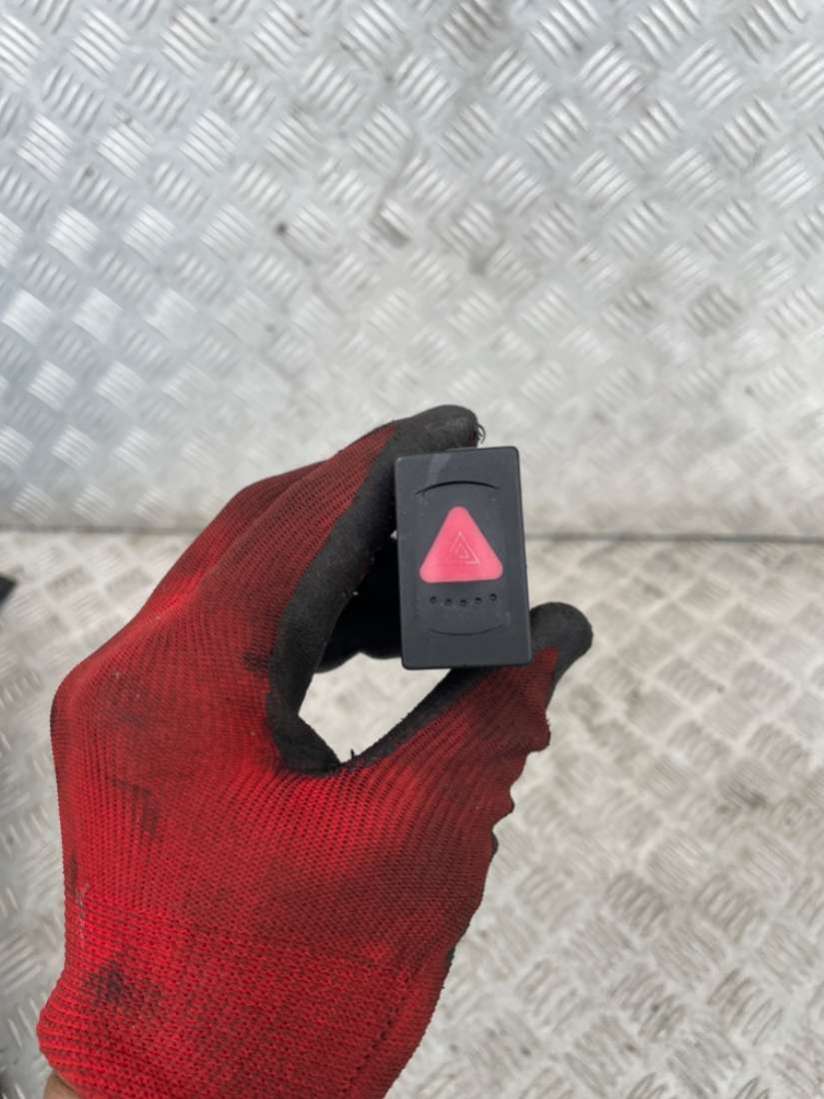 Кнопка аварийной сигнализации Volkswagen Passat B5 2002г. | Фото № 1 Кнопка аварийной сигнализации Volkswagen Passat B5 2002г. - Фото 1