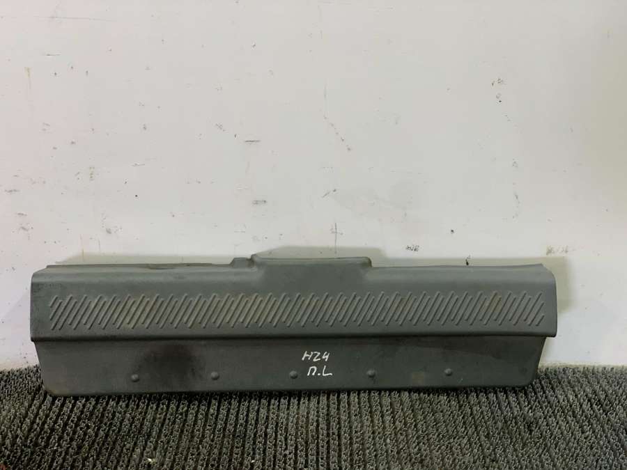 Накладка на порог внутренняя передняя левая Hyundai Santa Fe 1 поколение внедорожник 2001г. | Фото № 2 Накладка на порог внутренняя передняя левая Hyundai Santa Fe 1 поколение внедорожник 2001г. - Фото 2