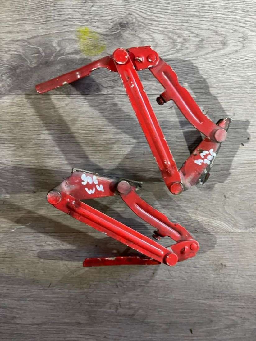 Петля капота Mercedes Sprinter W906 2007г. | Фото № 1 Петля капота Mercedes Sprinter W906 2007г. - Фото 1