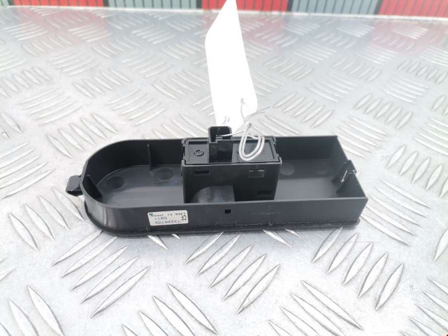 cf13228709 Кнопка стеклоподъемника Opel Zafira B (2005-2014) Минивэн 2006г. | Фото № 2 cf13228709 Кнопка стеклоподъемника Opel Zafira B (2005-2014) Минивэн 2006г. - Фото 2