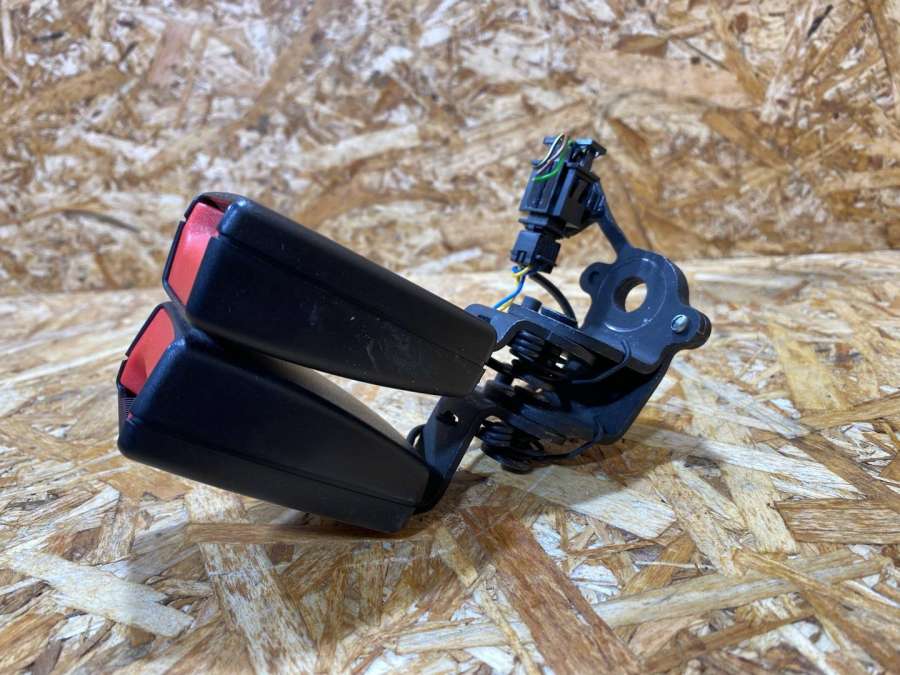 8V0857739 Замок ремня безопасности задний  Audi Audi A3 8V (2012 - 2016),Skoda Octavia 3 поколение 0000г. | Фото № 7  8V0857739 Замок ремня безопасности задний  Audi Audi A3 8V (2012 - 2016),Skoda Octavia 3 поколение 0000г. - Фото 7