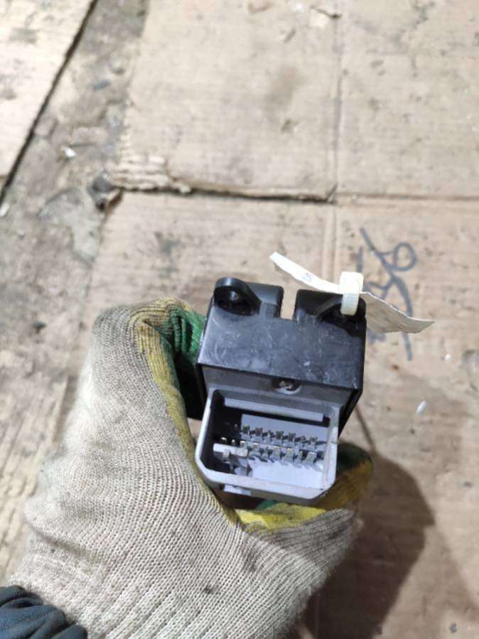 Блок управления стеклоподъемниками Toyota Prius 2 2005г. | Фото № 4 Блок управления стеклоподъемниками Toyota Prius 2 2005г. - Фото 4