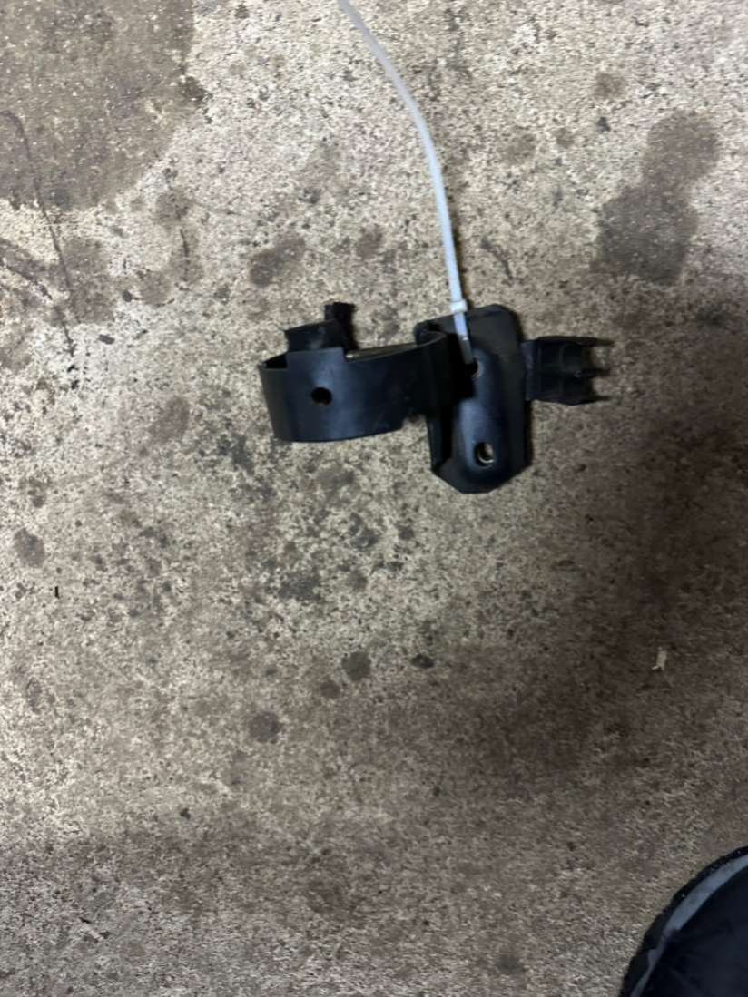 Кронштейн топливного фильтра Volkswagen Passat B4 1996г. | Фото № 1 Кронштейн топливного фильтра Volkswagen Passat B4 1996г. - Фото 1