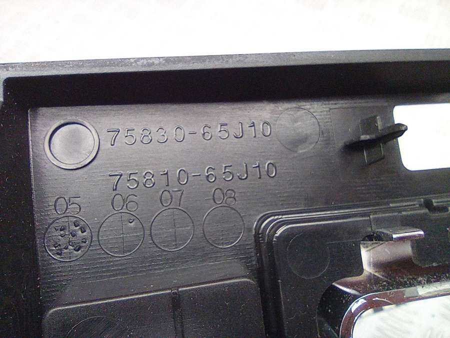 7581265J107583065J107581065J10 Рамка (накладка) рычага КПП  Suzuki Grand Vitara 2 внедорожник 2008г. | Фото № 4  7581265J107583065J107581065J10 Рамка (накладка) рычага КПП  Suzuki Grand Vitara 2 внедорожник 2008г. - Фото 4
