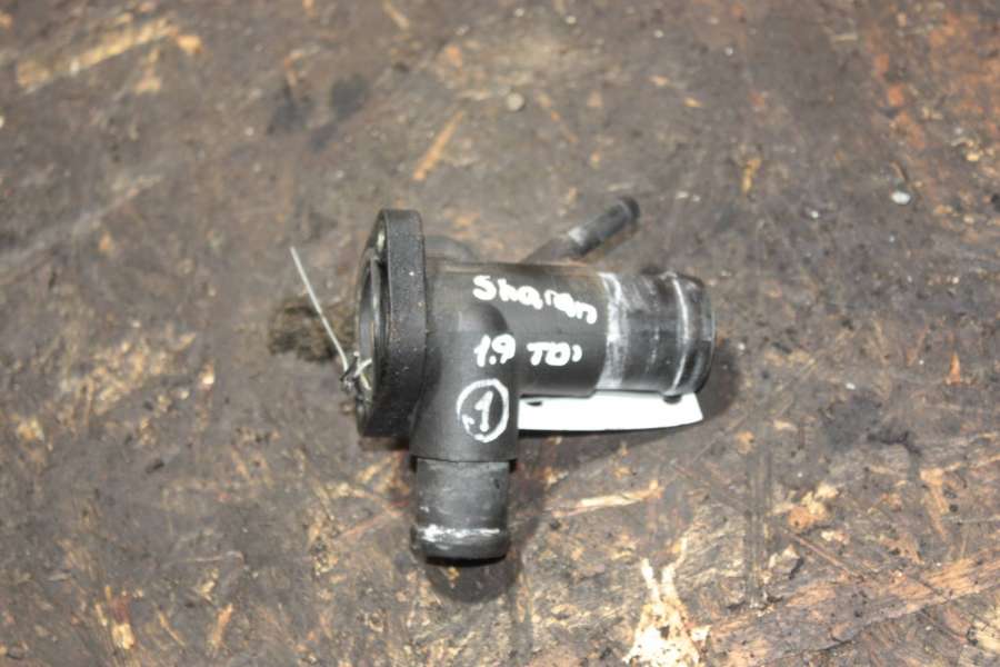 028121132A Фланец (тройник) системы охлаждения Volkswagen Sharan 1998г. | Фото № 1 028121132A Фланец (тройник) системы охлаждения Volkswagen Sharan 1998г. - Фото 1