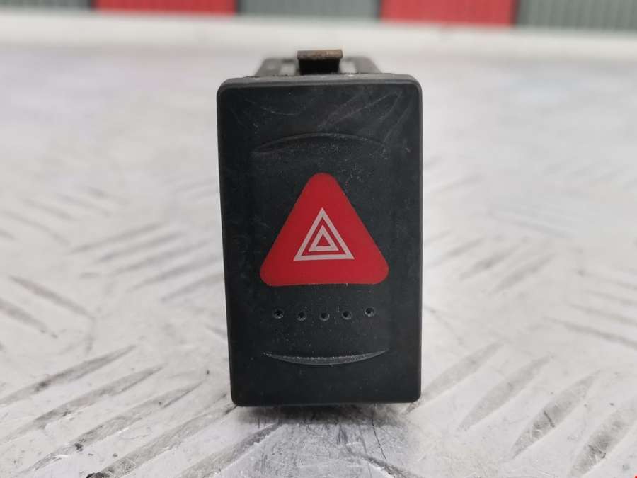 Кнопка аварийной сигнализации Volkswagen Passat 5 GP (2000-2005) Универсал 2001г. | Фото № 1 Кнопка аварийной сигнализации Volkswagen Passat 5 GP (2000-2005) Универсал 2001г. - Фото 1