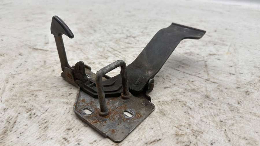 7E0823480E Крюк капота Volkswagen Caravelle T6 2018г. | Фото № 1 7E0823480E Крюк капота Volkswagen Caravelle T6 2018г. - Фото 1