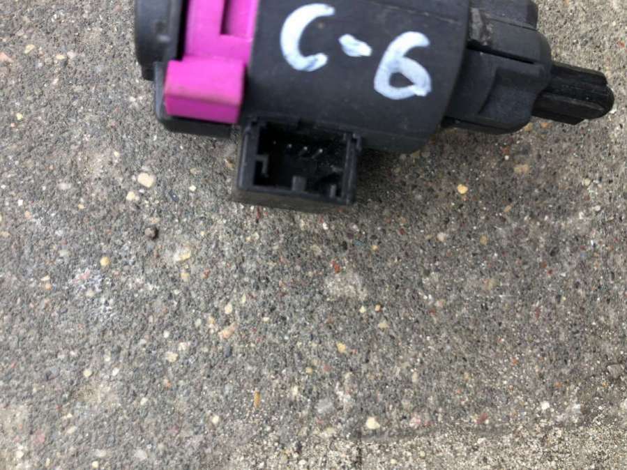 Датчик педали тормоза (лягушка) Audi A6 C6 (S6,RS6) 1992г. | Фото № 1 Датчик педали тормоза (лягушка) Audi A6 C6 (S6,RS6) 1992г. - Фото 1