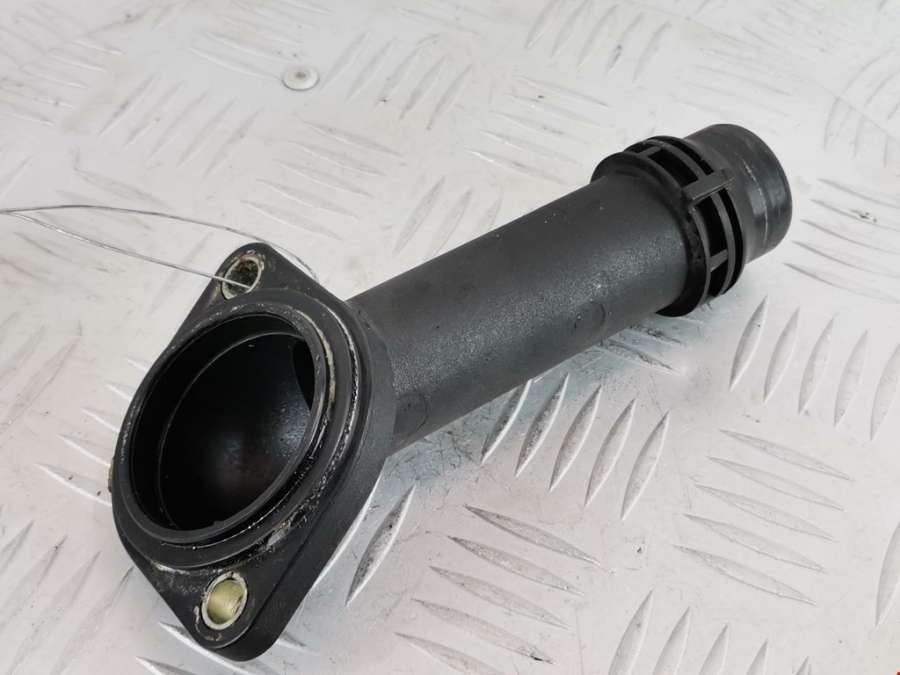 06B121121 Фланец (штуцер системы охлаждения тройник) Audi A4 B5 (1994-2001) Универсал 2000г. | Фото № 1 06B121121 Фланец (штуцер системы охлаждения тройник) Audi A4 B5 (1994-2001) Универсал 2000г. - Фото 1