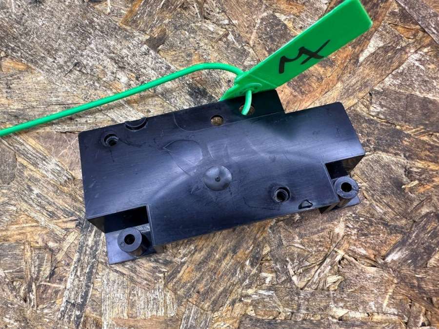 C2Z151678X233962AB Кронштейн поддерживающий центральной консоли  Jaguar XF X250 2011г. | Фото № 2  C2Z151678X233962AB Кронштейн поддерживающий центральной консоли  Jaguar XF X250 2011г. - Фото 2