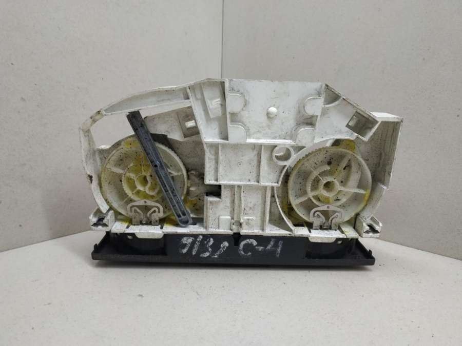 1J0819045F Блок управления печки / климат-контроля  Volkswagen Golf 4 2002г. | Фото № 3  1J0819045F Блок управления печки / климат-контроля  Volkswagen Golf 4 2002г. - Фото 3