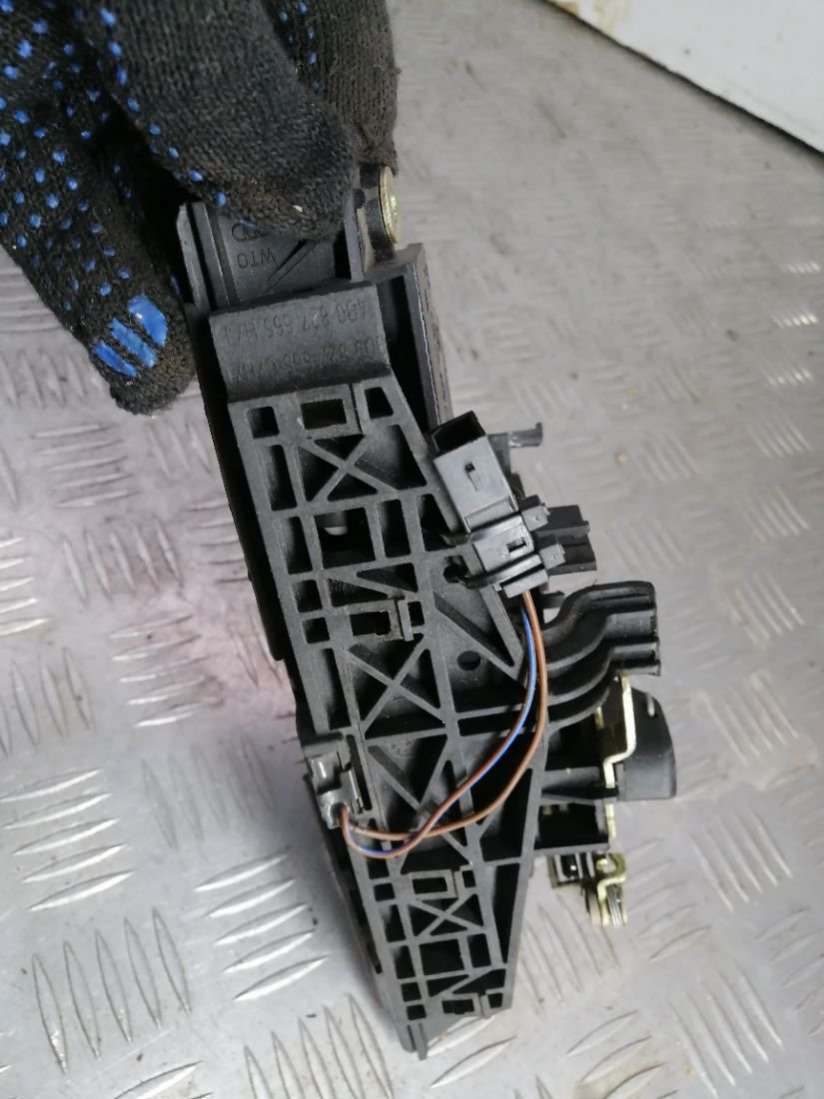 8D9827565C4B0827565H Замок крышки багажника Audi A6 C5 (S6,RS6) 2001г. | Фото № 10 8D9827565C4B0827565H Замок крышки багажника Audi A6 C5 (S6,RS6) 2001г. - Фото 10