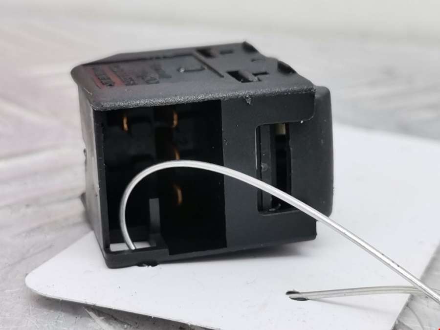 3B0959855B Кнопка стеклоподъемника Volkswagen Golf 4 (1997-2004) Универсал 2000г. | Фото № 3 3B0959855B Кнопка стеклоподъемника Volkswagen Golf 4 (1997-2004) Универсал 2000г. - Фото 3