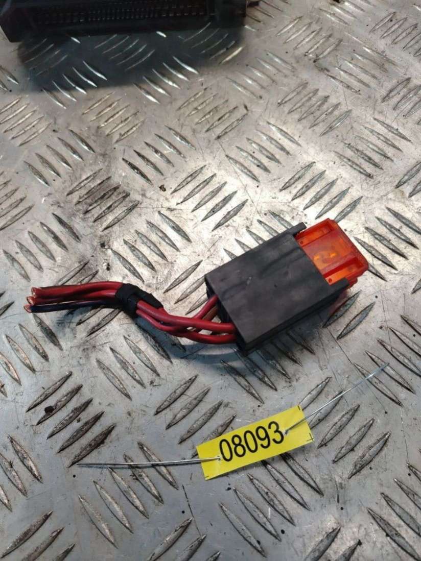 Предохранитель высоковольтный BMW 5 E39 1998г. | Фото № 1 Предохранитель высоковольтный BMW 5 E39 1998г. - Фото 1