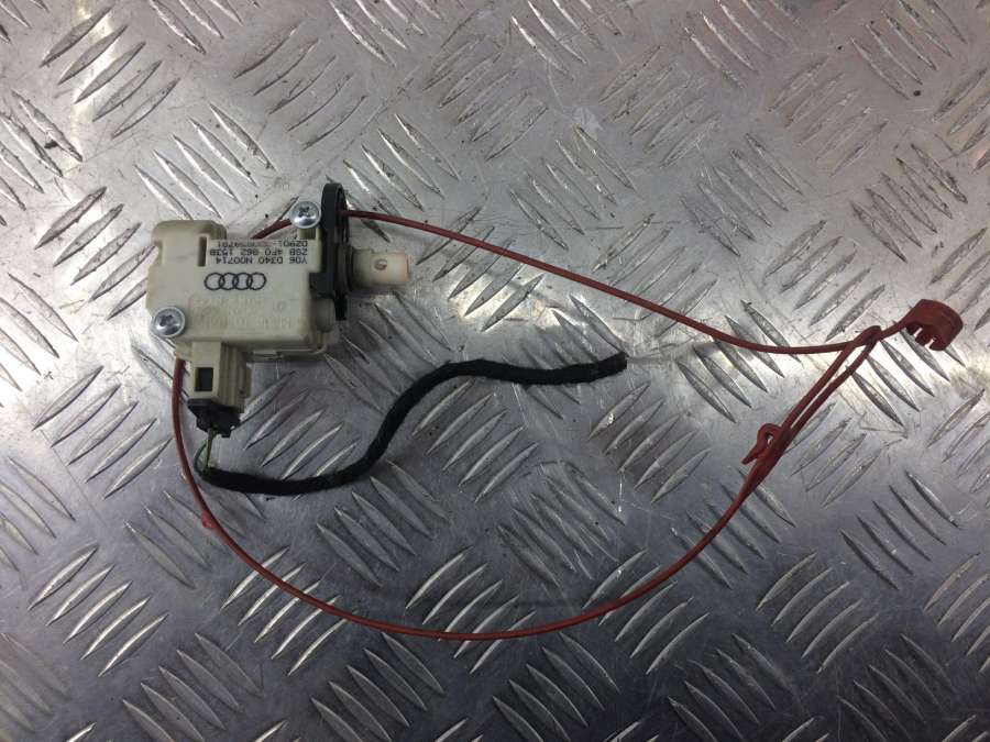 4F0862153 Активатор замка крышки топливного бака Audi A6 седан 2007г. | Фото № 2 4F0862153 Активатор замка крышки топливного бака Audi A6 седан 2007г. - Фото 2