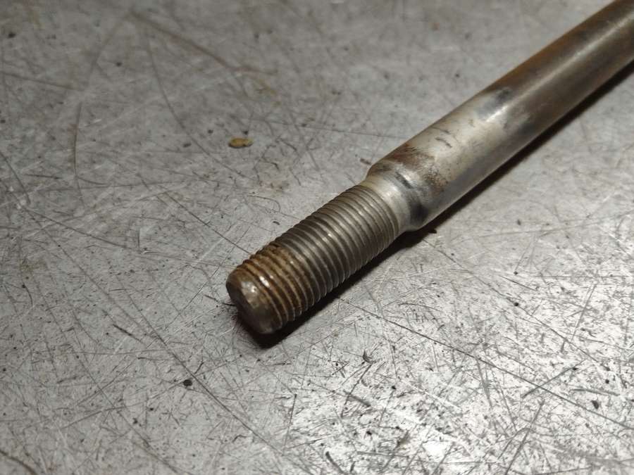 Болт крепления задней ступицы Mazda Premacy Минивэн 2001г. | Фото № 1 Болт крепления задней ступицы Mazda Premacy Минивэн 2001г. - Фото 1