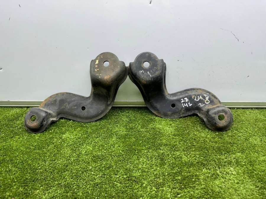 Кронштейн передней балки (пара)   Mitsubishi Galant VIII 1997г. | Фото № 1    Кронштейн передней балки (пара)   Mitsubishi Galant VIII 1997г. - Фото 1