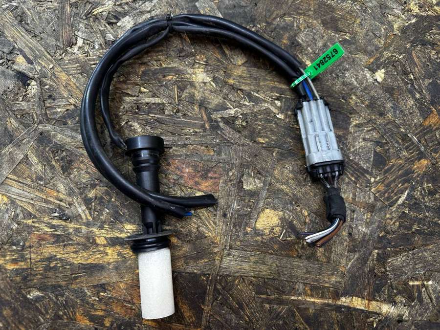 188214 Датчик уровня омывающей жидкости  Maserati Quattroporte 5 M156 2006г. | Фото № 1  188214 Датчик уровня омывающей жидкости  Maserati Quattroporte 5 M156 2006г. - Фото 1