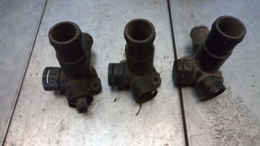 068121133AB Фланец (тройник) системы охлаждения Volkswagen Caddy 1 поколение 1992г. | Фото № 1 068121133AB Фланец (тройник) системы охлаждения Volkswagen Caddy 1 поколение 1992г. - Фото 1