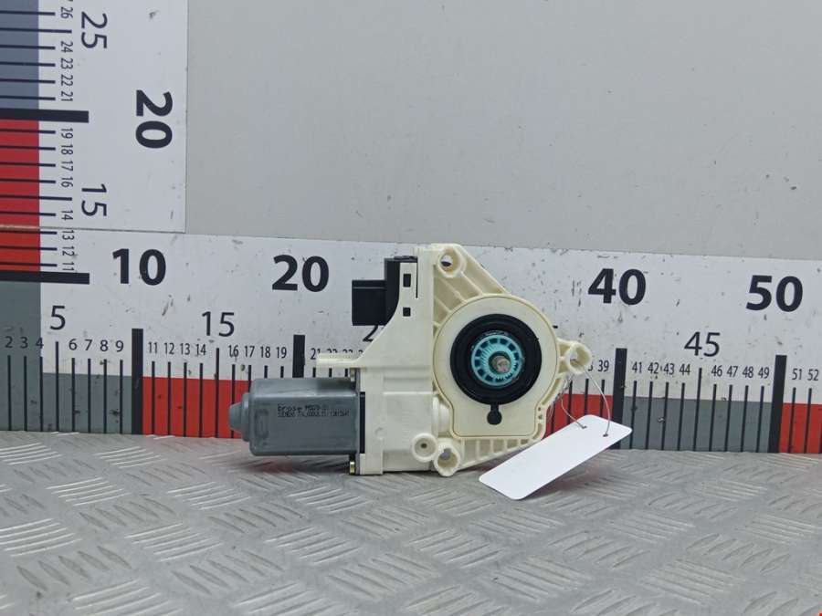 Моторчик стеклоподъемника Audi A6 C6 (2004-2011) Седан 2005г. | Фото № 2 Моторчик стеклоподъемника Audi A6 C6 (2004-2011) Седан 2005г. - Фото 2