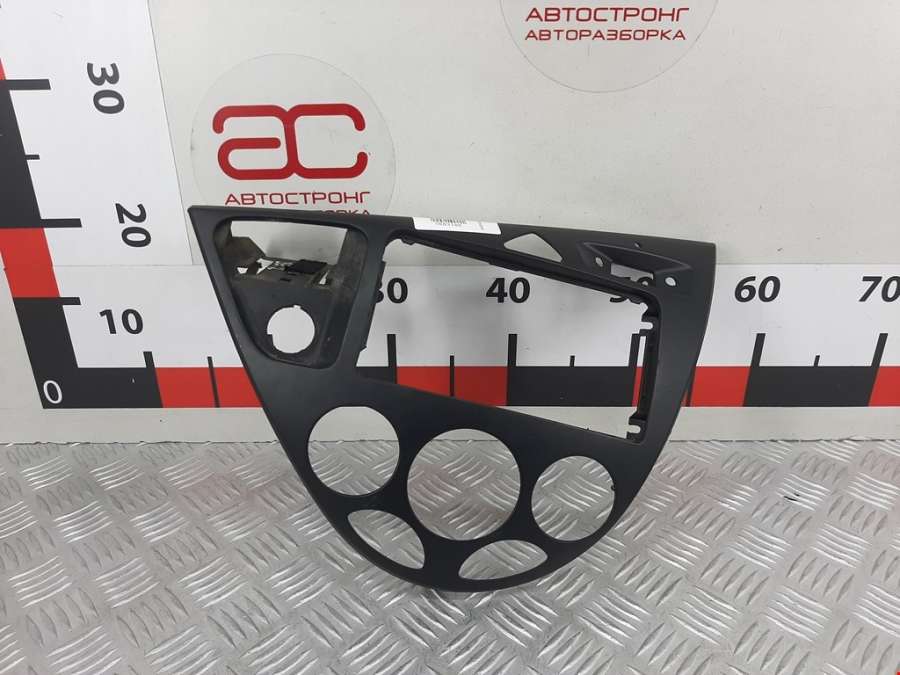 98ABA046A04ACW Накладка декоративная на торпедо Ford Focus 1 (1998-2005) Универсал 1999г. | Фото № 1 98ABA046A04ACW Накладка декоративная на торпедо Ford Focus 1 (1998-2005) Универсал 1999г. - Фото 1