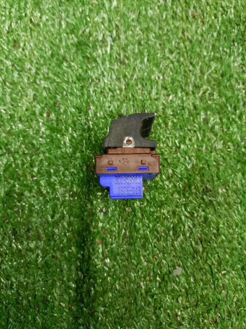 3C0959903 Кнопка открывания лючка бензобака Volkswagen Passat B6 2006г. | Фото № 3 3C0959903 Кнопка открывания лючка бензобака Volkswagen Passat B6 2006г. - Фото 3