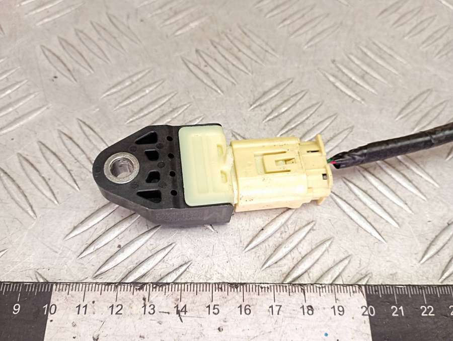 8983133020 Датчик удара  Toyota RAV4 3  (XA30) внедорожник 2008г. | Фото № 2  8983133020 Датчик удара  Toyota RAV4 3  (XA30) внедорожник 2008г. - Фото 2