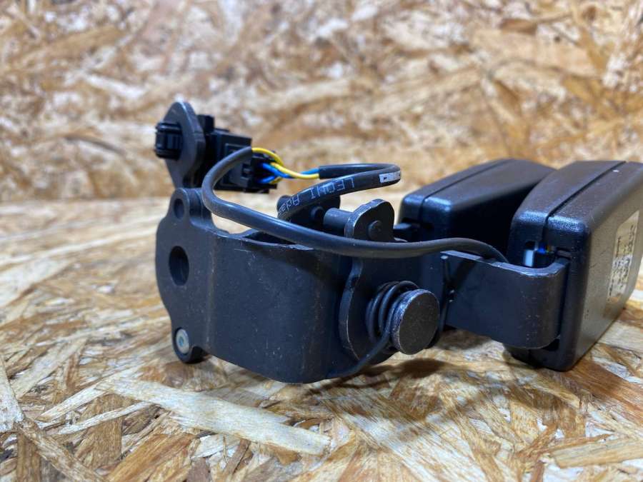 8V0857739 Замок ремня безопасности задний  Audi Audi A3 8V (2012 - 2016),Skoda Octavia 3 поколение 0000г. | Фото № 6  8V0857739 Замок ремня безопасности задний  Audi Audi A3 8V (2012 - 2016),Skoda Octavia 3 поколение 0000г. - Фото 6