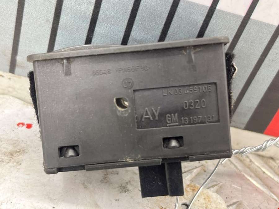 Кнопка стеклоподъемника Opel Zafira B (2005-2014) Минивэн 2005г. | Фото № 3 Кнопка стеклоподъемника Opel Zafira B (2005-2014) Минивэн 2005г. - Фото 3