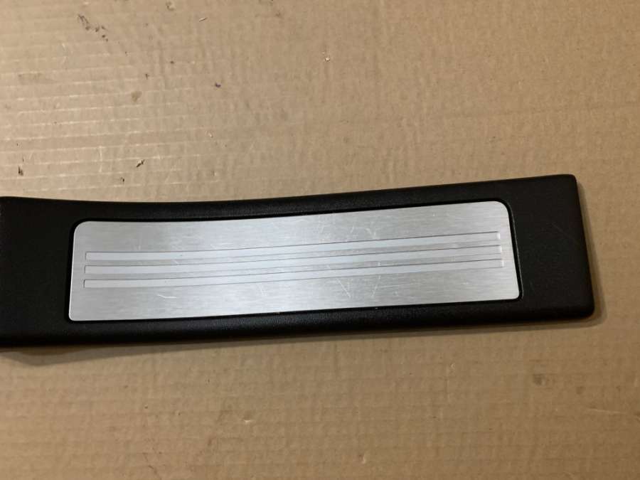 8X23-F13245-AC2Z3234LEG Накладка внутренняя на порог задняя левая  Jaguar XF X250 2010г. | Фото № 2  8X23-F13245-AC2Z3234LEG Накладка внутренняя на порог задняя левая  Jaguar XF X250 2010г. - Фото 2