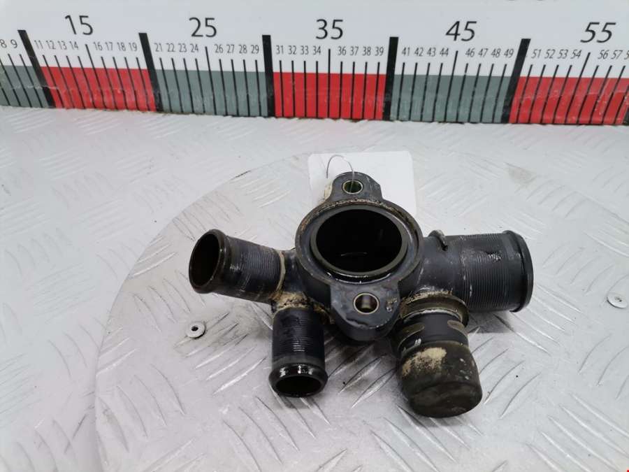 9619498980 Фланец (штуцер системы охлаждения тройник) Peugeot Partner 1 (1996-2008) Фургон 1996г. | Фото № 3 9619498980 Фланец (штуцер системы охлаждения тройник) Peugeot Partner 1 (1996-2008) Фургон 1996г. - Фото 3