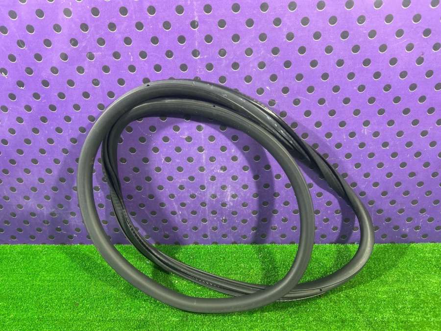 Уплотнитель двери задней левой Peugeot 208 2 2019г. | Фото № 1 Уплотнитель двери задней левой Peugeot 208 2 2019г. - Фото 1