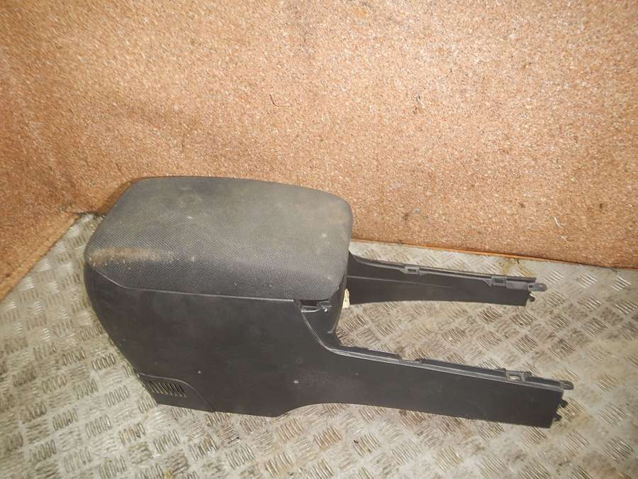 Подлокотник Toyota Camry 0000г. | Фото № 1 Подлокотник Toyota Camry 0000г. - Фото 1
