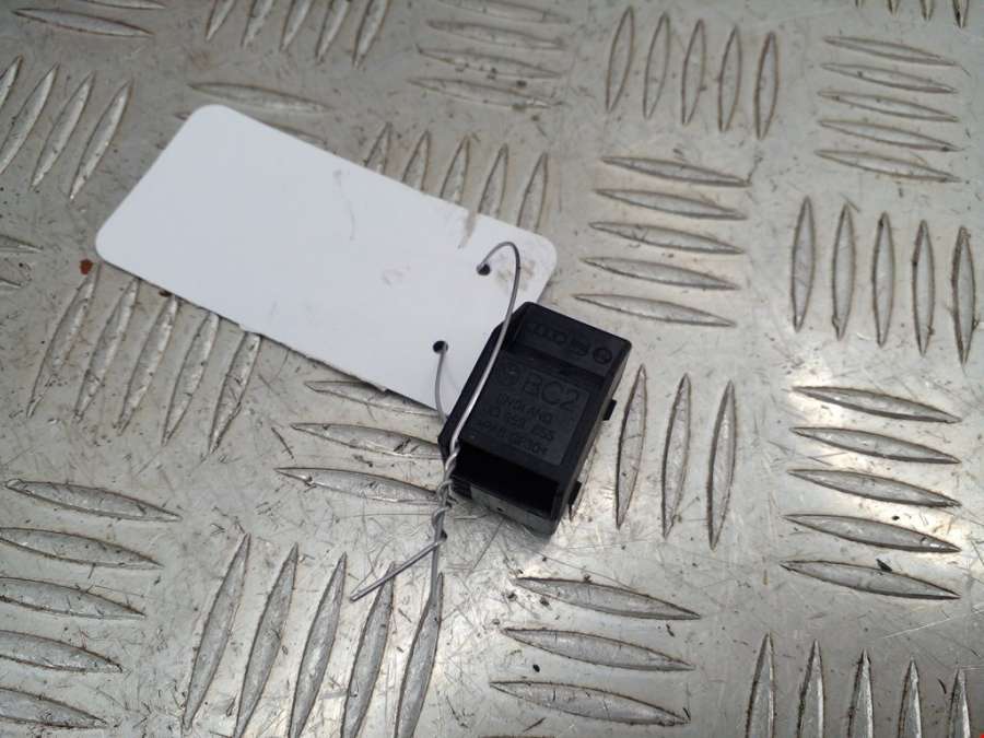 Кнопка стеклоподъемника Volkswagen Passat 5 (1996-2000) Седан 1999г. | Фото № 1 Кнопка стеклоподъемника Volkswagen Passat 5 (1996-2000) Седан 1999г. - Фото 1