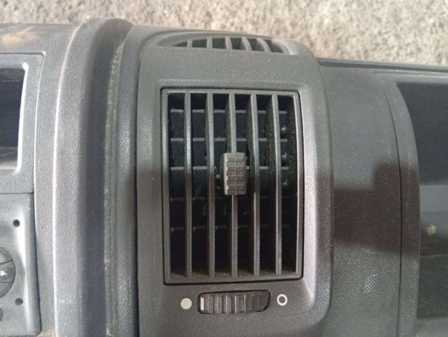 Дефлектор обдува салона Peugeot Boxer 2 2006г. | Фото № 1 Дефлектор обдува салона Peugeot Boxer 2 2006г. - Фото 1