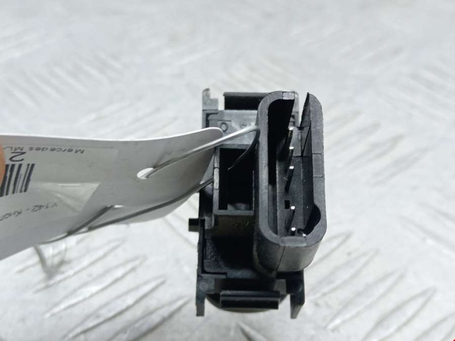 03100620 Кнопка подогрева (обогрева) сидений Mercedes ML-Class (W163) (1997-2005) Внедорожник 5дв. 2000г. | Фото № 3 03100620 Кнопка подогрева (обогрева) сидений Mercedes ML-Class (W163) (1997-2005) Внедорожник 5дв. 2000г. - Фото 3