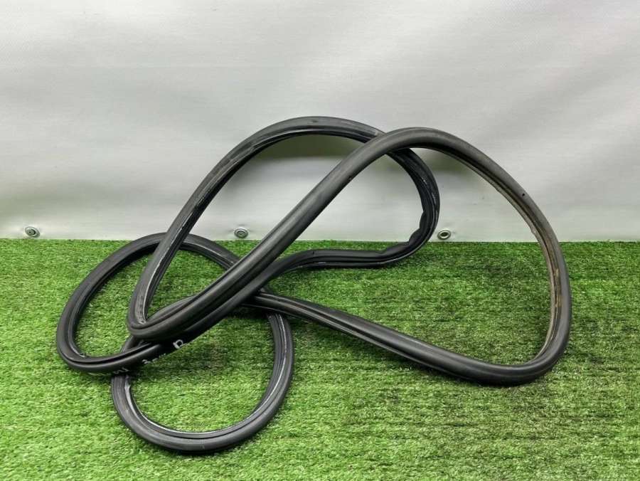 Уплотнитель двери задней правой  Volkswagen Touareg 1 2005г. | Фото № 2   Уплотнитель двери задней правой  Volkswagen Touareg 1 2005г. - Фото 2