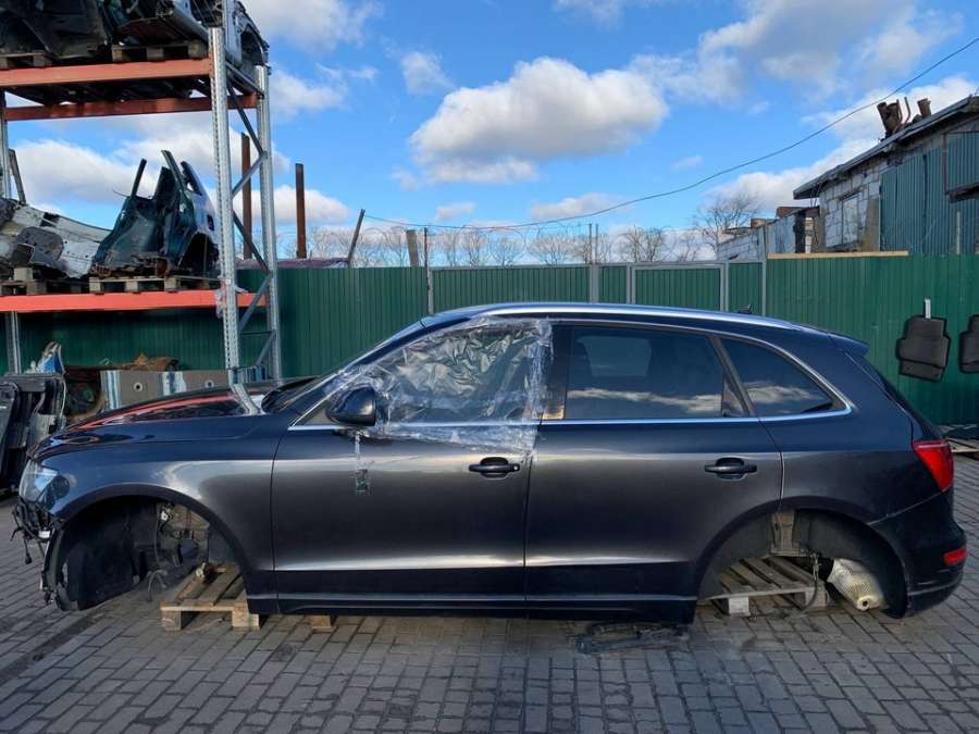 8R1857506A Накладка декоративная на торпедо  Audi Q5 2010г. | Фото № 11  8R1857506A Накладка декоративная на торпедо  Audi Q5 2010г. - Фото 11