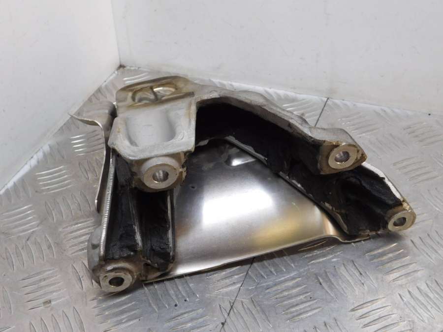 2.2116882032686E+17 Кронштейн двигателя правый BMW X5 внедорожник 5 дв. 2015г. | Фото № 3 2.2116882032686E+17 Кронштейн двигателя правый BMW X5 внедорожник 5 дв. 2015г. - Фото 3