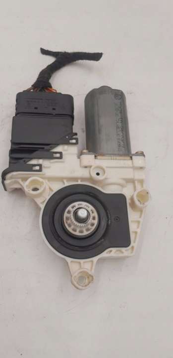 9776101438203 Моторчик стеклоподъемника Volkswagen Golf 4 поколение (1997-2004) 1997г. | Фото № 1 9776101438203 Моторчик стеклоподъемника Volkswagen Golf 4 поколение (1997-2004) 1997г. - Фото 1