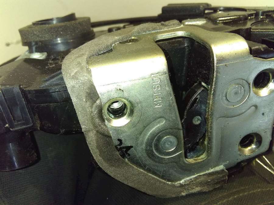 Замок двери передней левой Toyota Yaris 2 (2005-2011) Хетчбэк 5дв. 2006г. | Фото № 4 Замок двери передней левой Toyota Yaris 2 (2005-2011) Хетчбэк 5дв. 2006г. - Фото 4