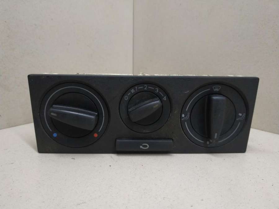 1J0819045F Блок управления печки / климат-контроля  Volkswagen Golf 4 2002г. | Фото № 1  1J0819045F Блок управления печки / климат-контроля  Volkswagen Golf 4 2002г. - Фото 1