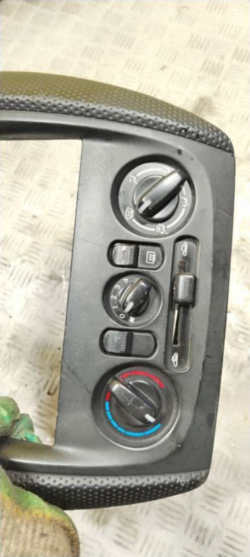Блок управления печки/климат-контроля  Mazda 323 BJ Хэтчбек 2000г. | Фото № 1   Блок управления печки/климат-контроля  Mazda 323 BJ Хэтчбек 2000г. - Фото 1