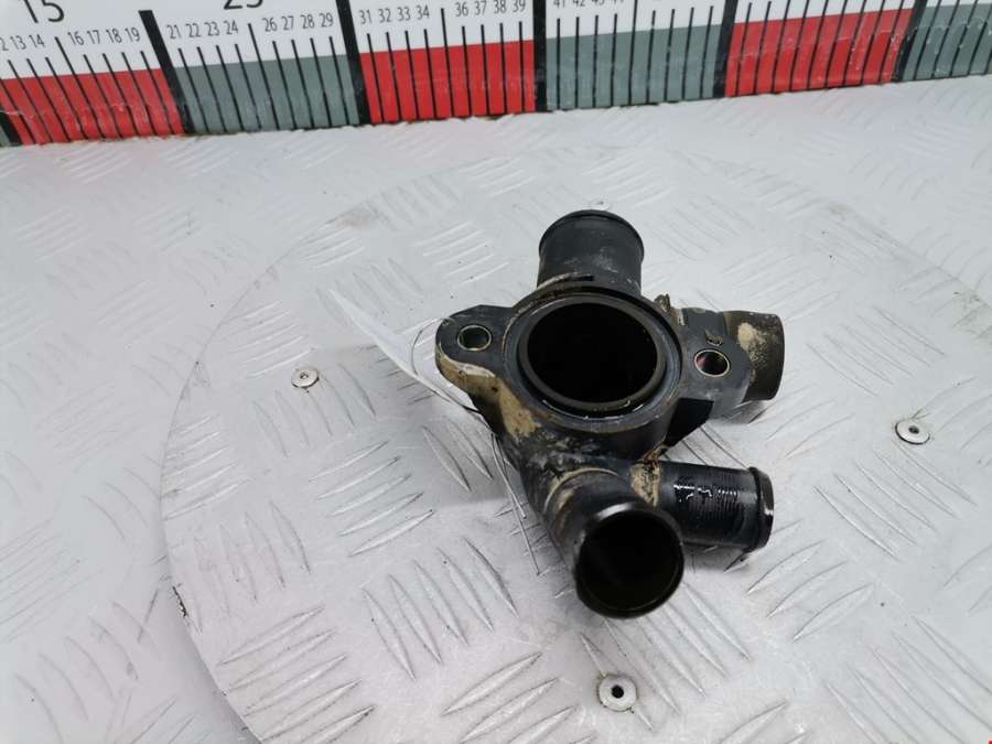 9619498980 Фланец (штуцер системы охлаждения тройник) Peugeot Partner 1 (1996-2008) Фургон 1996г. | Фото № 4 9619498980 Фланец (штуцер системы охлаждения тройник) Peugeot Partner 1 (1996-2008) Фургон 1996г. - Фото 4