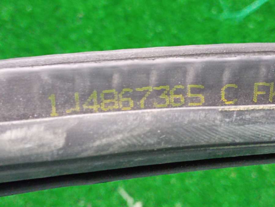 1J4867365 Уплотнитель двери передней левой  Volkswagen e-Golf 2000г. | Фото № 6  1J4867365 Уплотнитель двери передней левой  Volkswagen e-Golf 2000г. - Фото 6
